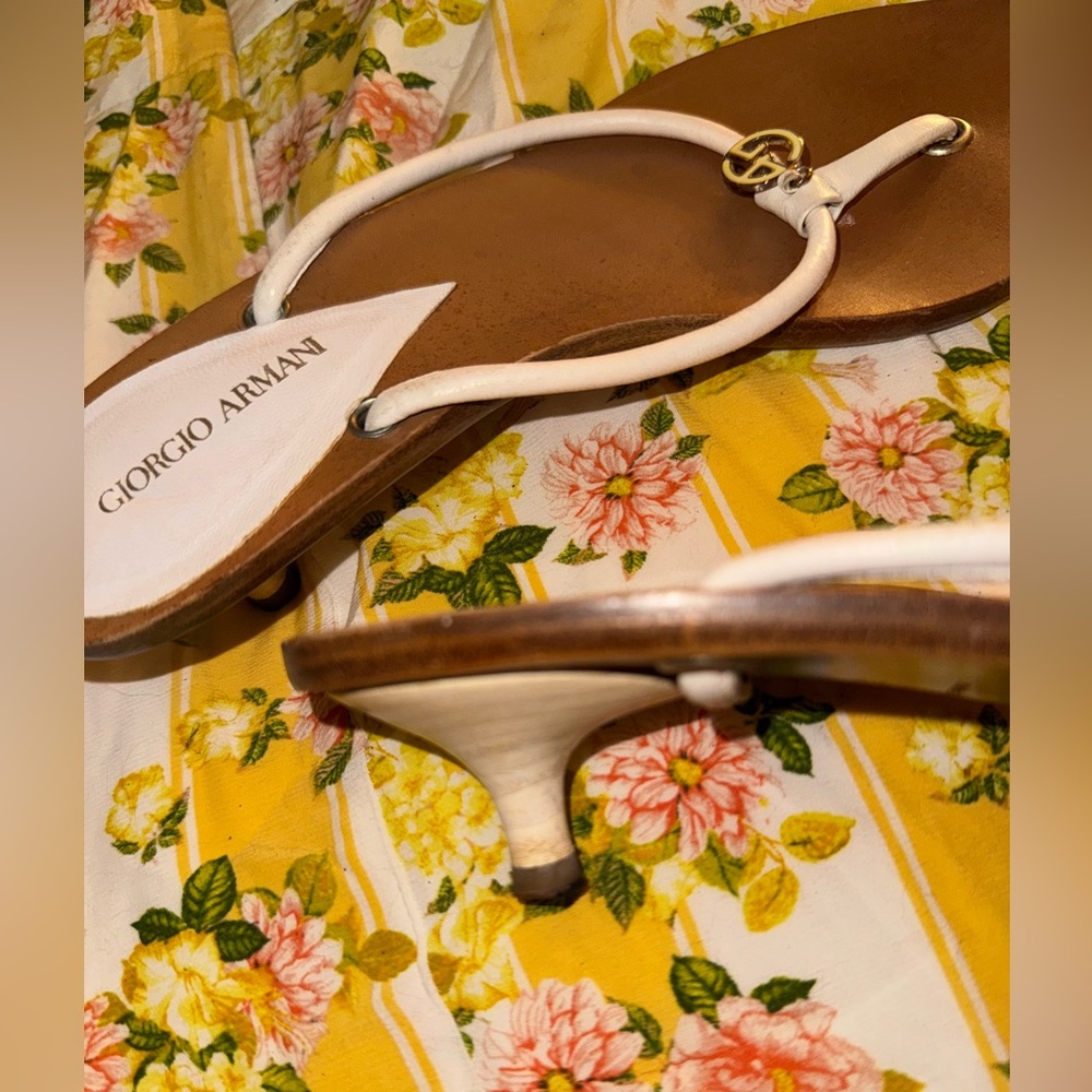 VTG Georgio Armani White and Brown Thong Sandals with Logo - Picture 4 of 10